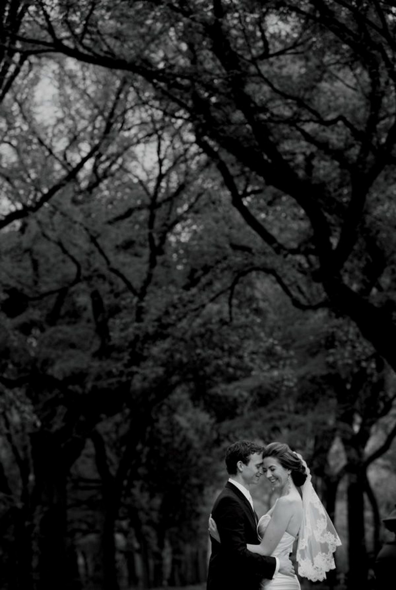 bride-groom-poses-akanjee_moodboard0108